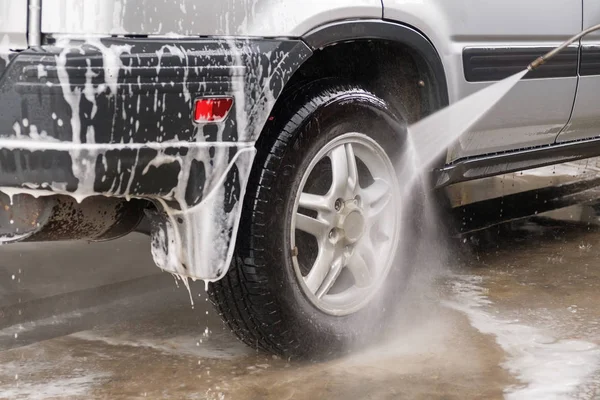 Arabayı yüksek basınçlı suyla yıka