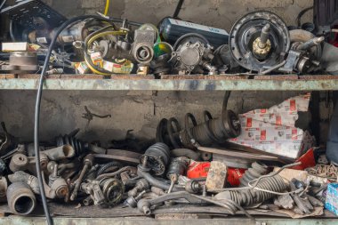 Hurda metal ve eski araba parçaları garaj raflara