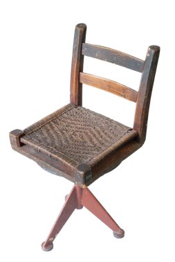 Eski vintage kahverengi örgülü sandalye izole beyaz bir arka plan üzerinde