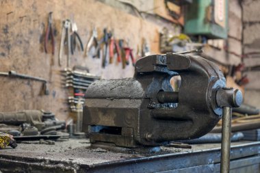 Eski yağlı kirli mengene endüstriyel atölye