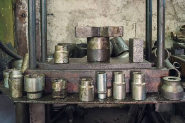Dizi eski yağlı metal araç atölye