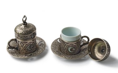 Geleneksel Türk kahvesi fincan izole beyaz zemin üzerine