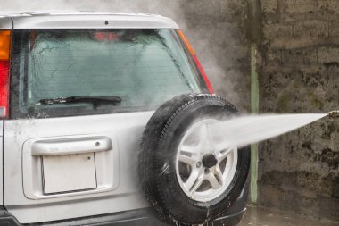 Arabayı yüksek basınçlı suyla yıka