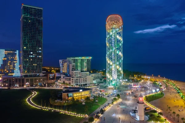 Boulevard ve Batum Gürcistan kıyısında gece görünümü