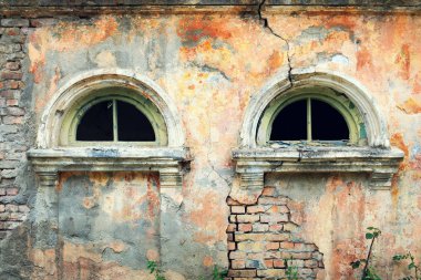 İki pencere ile eski turuncu grunge duvar