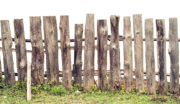 白い背景の古い大まかな木製フェンス — ストック写真