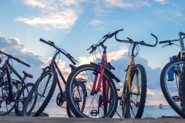 Bisiklet park yeri, Bisiklet beach zekâ mavi bulutlu gökyüzü arka plan üzerinde satır