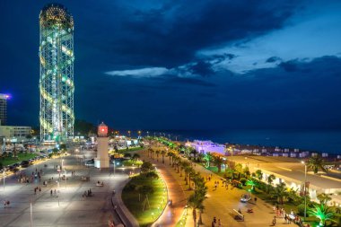 Boulevard ve Batum Gürcistan kıyısında gece görünümü