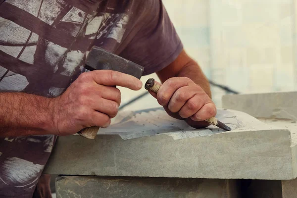 Escultor Está Trabajando Una Piedra Blanca —  Fotos de Stock