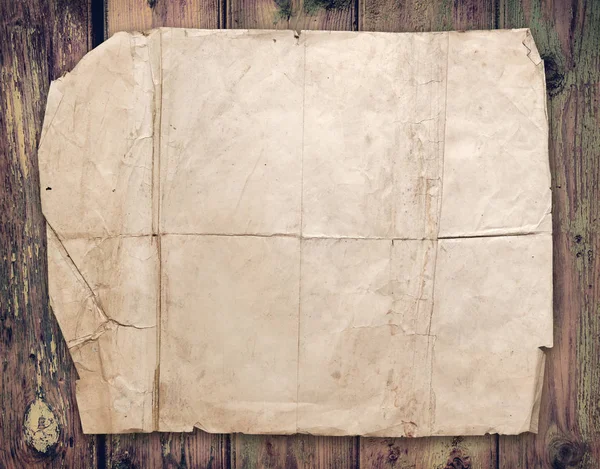 Paslı bir ahşap zemin üzerine eski vintage kağıt