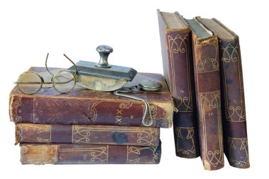 Eski gözlük ve cep saati olan kitaplar izole beyaz bir arka plan üzerinde kazık 