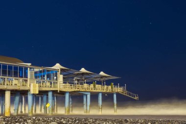 fırtınalı gece iskelede görünümünü