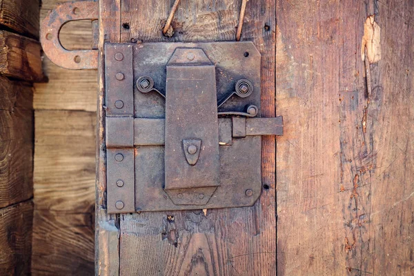 Grunge Serrure Métallique Sur Porte Bois — Photo