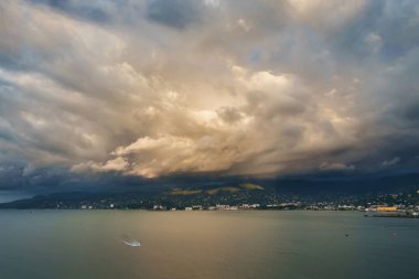 Dağ ve deniz üzerinde dramatik bulutlu gökyüzü