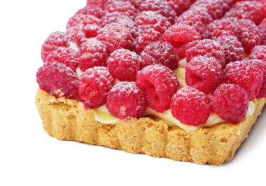 Beyaz yüzeyi izole ahududulu tart