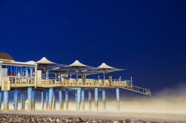 fırtınalı gece iskelede görünümünü