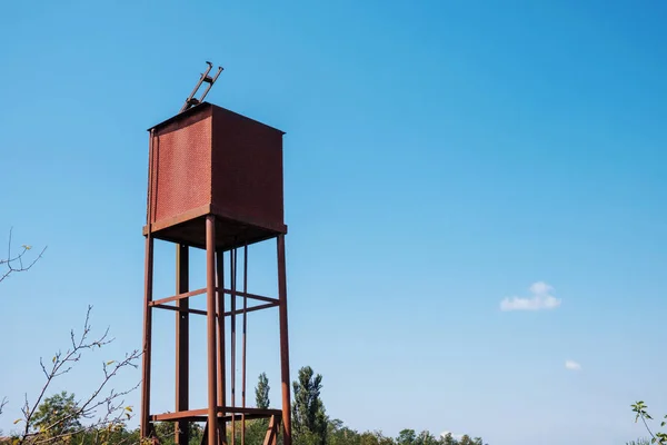 Pequeño Tanque Agua Oxidado Metal Con Fondo Cielo Azul — Foto de Stock