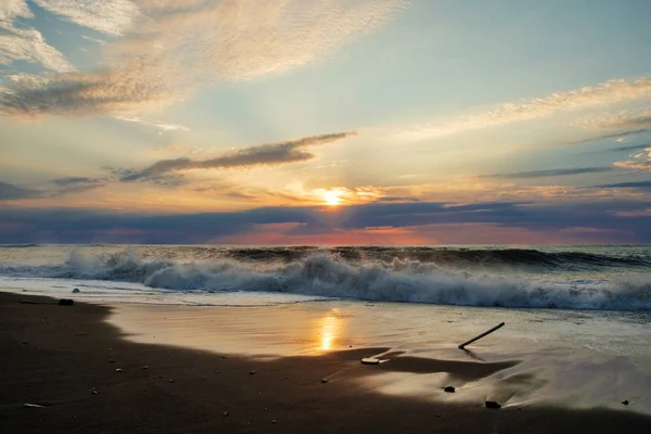 Волны Песчаном Пляже — стоковое фото