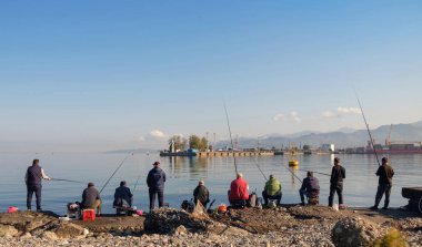 Balıkçı Balık tutma liman güneşli sabahı