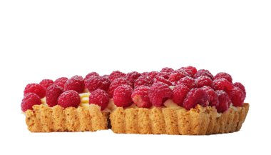 Beyaz yüzeyi izole ahududulu tart