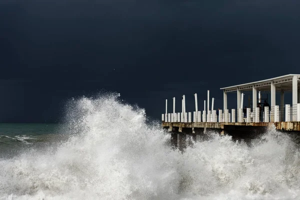 Stürmische See Wellen Krachen Auf Die Seebrücke — Stockfoto