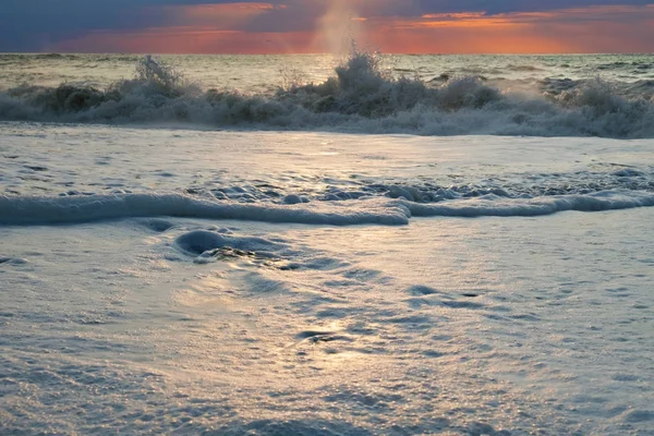 Пенные Волны Песчаном Пляже Закате — стоковое фото