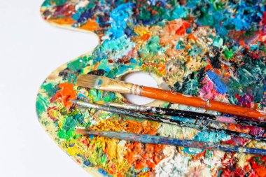 Seçici odak renkli bir palette yağlı boya fırçaları