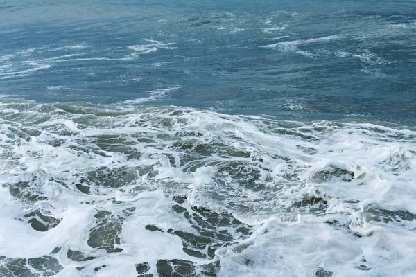 Meer Plätschernde Wellen Mit Weißem Schaum — Stockfoto