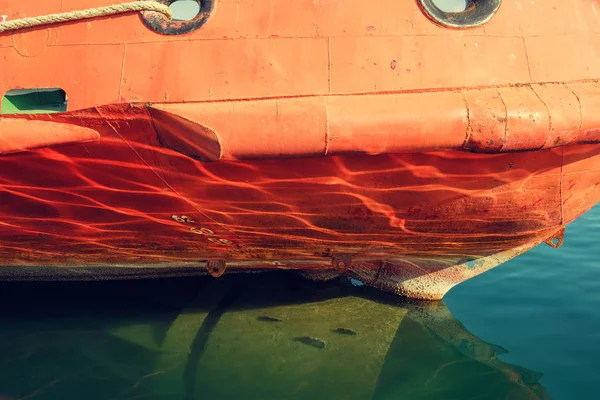 Reflexión Sobre Quilla Del Viejo Barco Naranja —  Fotos de Stock