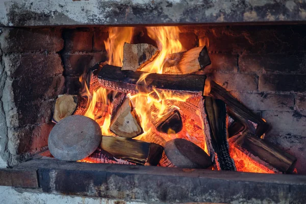 Brennende Tonpfannen Kamin — Stockfoto