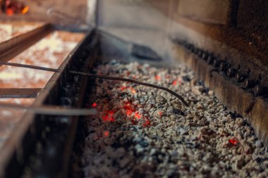 Yanan bir parlayan kömür parçaları
