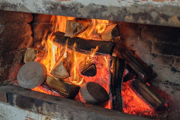 Brennende Tonpfannen Kamin — Stockfoto