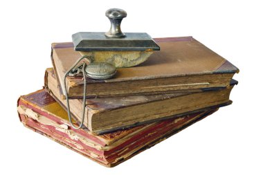 Eski kitaplar cep saati ile izole beyaz bir arka plan üzerinde kazık 