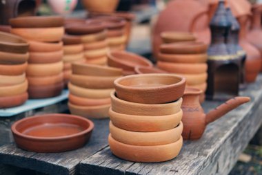 Kil tencere ve fırın tava, seçici odak 