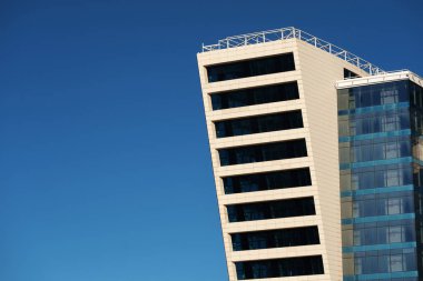Bina, modern gökdelen karanlık mavi gökyüzü arka plan detay 