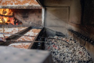 Yanan bir parlayan kömür parçaları