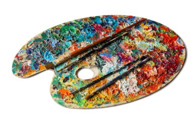 Boya fırçaları izole beyaz bir arka plan üzerinde renkli paletle