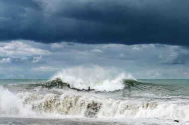 Fırtınalı denizde, sahilde dalgalar çökmesini