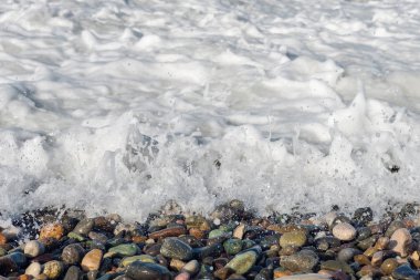 Ayrıntı sıçramasına beyaz köpüklü dalga 
