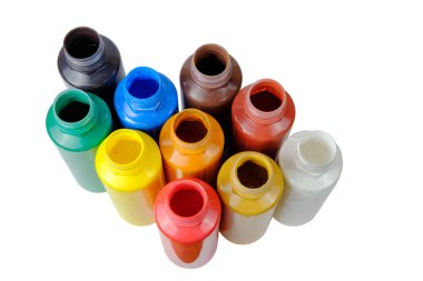 Akrilik boyalar plastik kaplarda, izole beyaz arka plan