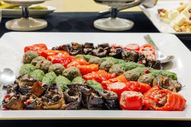 Plaka üzerinde karışık sebze