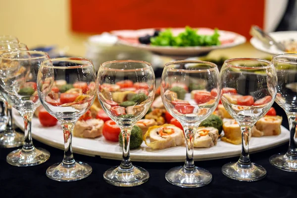 Empty Glasses Mixed Vegetables Blurry Background — Stock Photo, Image