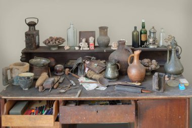 Eski vintage nesneler paslı ahşap masa üzerinde