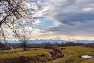Sonbahar alan ve dağlar, mavi bulutlu gökyüzü arka plan