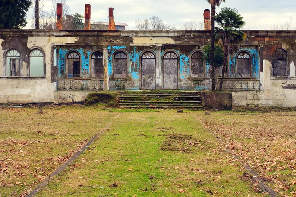 Fachada Antigua Casa Abandonada Patio Cubierto Hierba —  Fotos de Stock