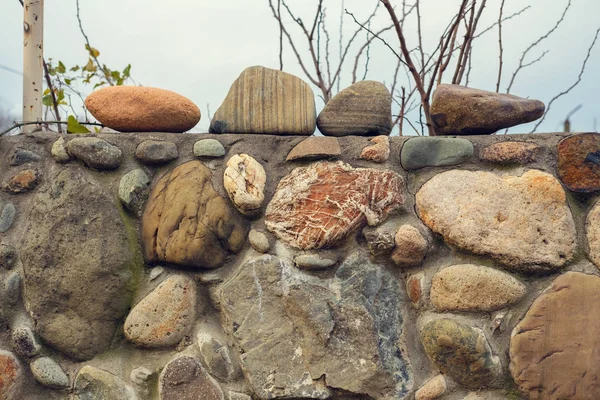 石の壁フェンスの上の大きな岩 — ストック写真