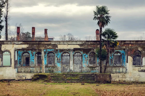 Façade Vieille Maison Abandonnée Sur Cour Herbeuse — Photo