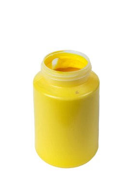Plastik kap içinde izole beyaz arka plan sarı akrilik boya