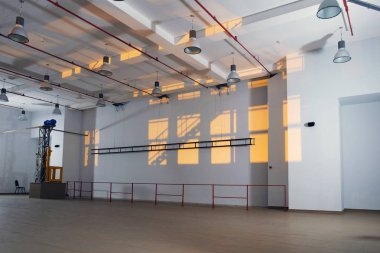 İç duvara bırakarak güneş ışığı ile büyük bir boş odası 