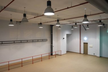 İç Ankastre üzerinde ışıklar ile büyük emty odası